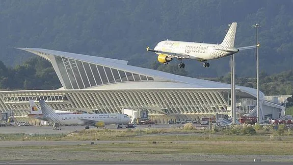 Un avión de Vueling aterriza en Loiu, en una imagen de archivo.