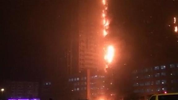 Un incendio arrasa un rascacielos en Emiratos Árabes Unidos