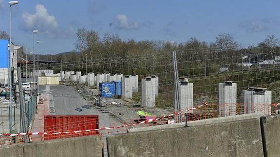 Los pilares del inacabado viaducto que debe surcar Hernani se han convertido en parte del paisaje. 