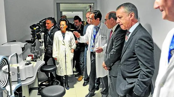 El lehendakari y el consejero de Salud vieron de cerca la «moderna tecnología» con que cuenta el nuevo centro oftalmológico. 