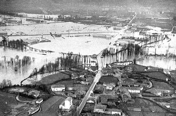 El río Zadorra inunda Gamarra y parte de Salburua, en una riada histórica. 