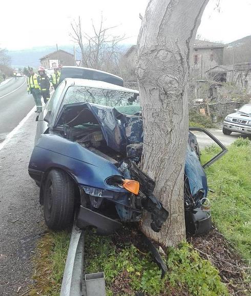 Estado en el que ha quedado el vehículo tras chocar contra un árbol.