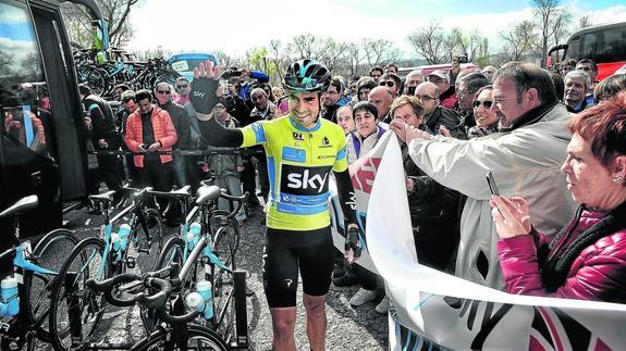 Mikel Landa saluda al público antes de tomar la salida en la etapa de ayer.