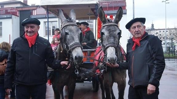 La «cuadrilla de seis» a su salida de Llodio el pasado día 1.