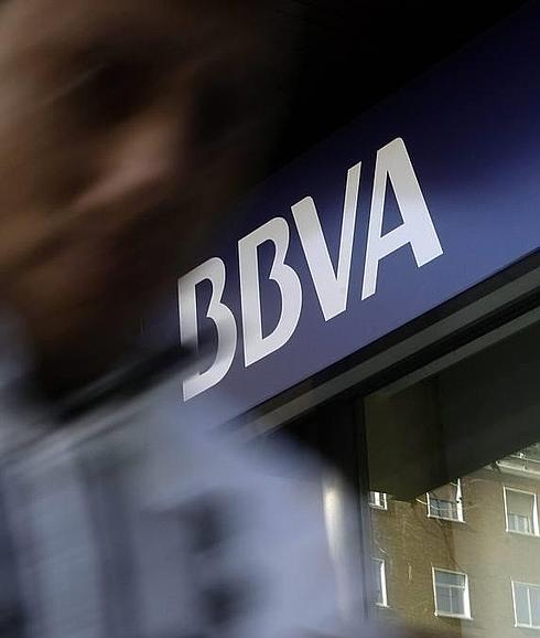 Un hombre pasa delante de una sucursal de BBVA en San Sebastián. 
