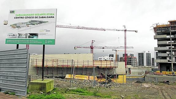 El centro cívico de Zabalgana, el último proyectado, continúa en obras.