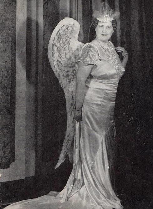 Florence Foster Jenkins, con el atuendo habitual que se ponía en sus recitales.