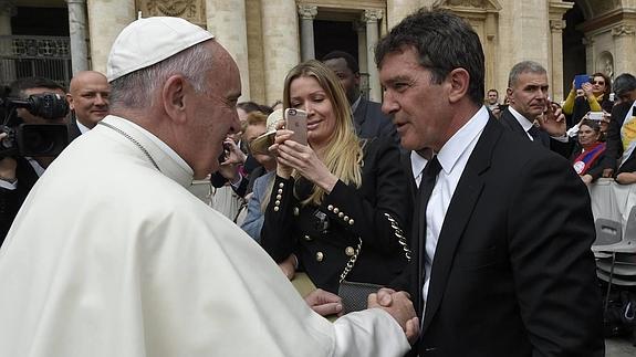 El Papa Francisco saluda a Antonio Banderas en presencia de su novia, Nicole Kimpel.
