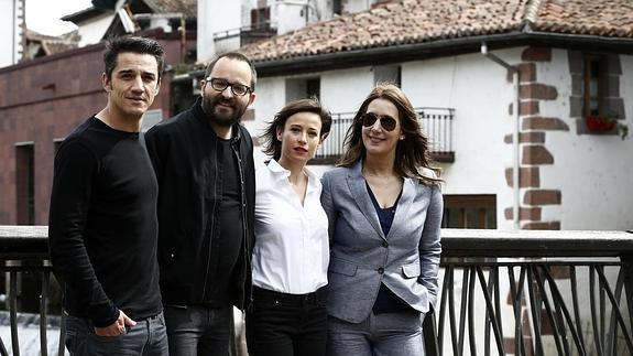 De izquierda a derecha, Carlos Librado 'Nene', Fernando González, Marta Etura y Dolroes Redondo. 