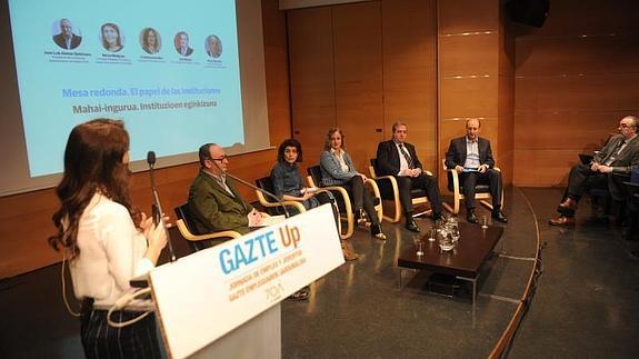 José Luis Alonso, Nerea Melgosa, Cristina González, José Blasco y Óscar Sánchez durante la mesa redonda sobre ‘El papel de las instituciones
