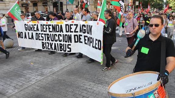 Protesta de los sindicatos de Bizkaibus frente a la Diputación en 2014.