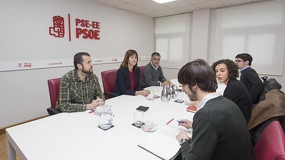 Idoia Mendia y Nagua Alba han liderado la primera reunión entre PSE y Podemos.