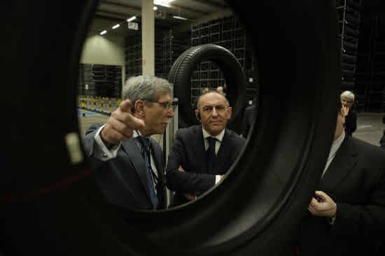 El director de Michelin Vitoria, Amadeo Álvarez, con el diputado general, Ramiro González, en una visita al centro logístico de la firma. 