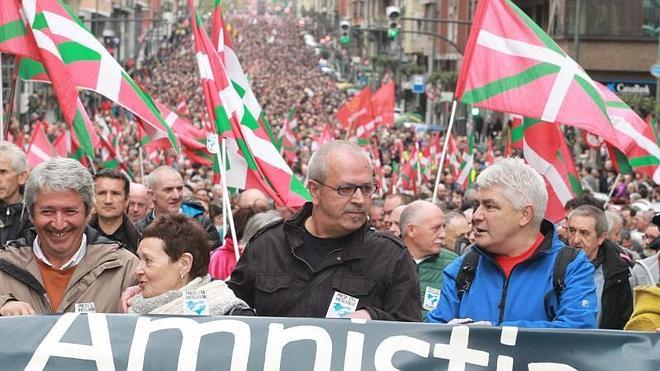 La marcha ha estado encabezada por diversos exreclusos de la banda como José Antonio López Ruiz 'Kubati' (a la derecha).