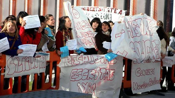 Alumnos durante una protesta anterior por el requisito de euskera en los grados de Infantil y Primaria en la línea de castellano.