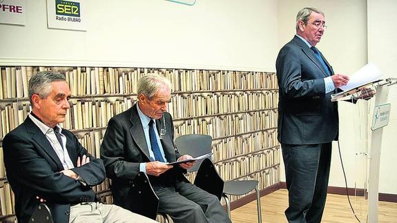 Alejandro Echevarría, al inicio del acto, junto a Antonio Garrigues y Luis Cañada, sentados.