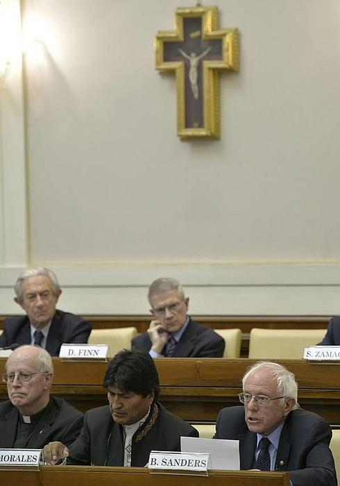 Bernie Sanders, junto a Evo Morales, en un aula de la Academia pontificia de Ciencias Sociales.