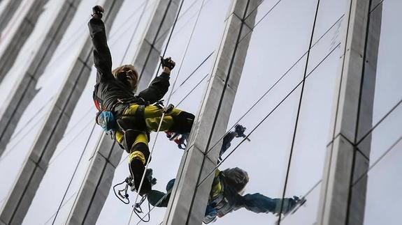 Alain Robert en un momento de su última ascensión.