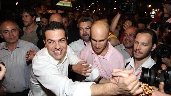 El actual primer ministro griego, Alexis Tsipras, celebra los resultados electorales tras la repetición de las elecciones en 2012.