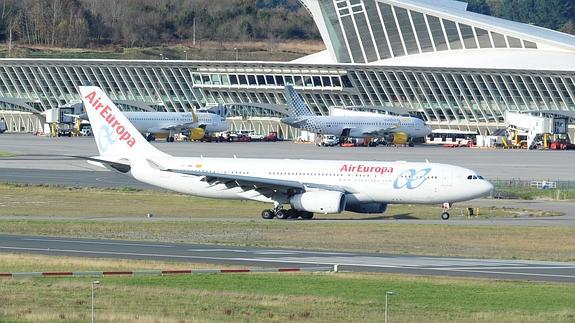 Un avión de Air Europa, en el aeropuerto de Loiu. 