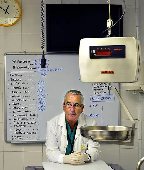 Carlos Cubero, en la sala de autopsias del Instituto Vasco de Medicina Legal de Bilbao.