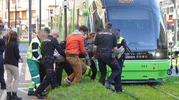 El herido es trasladado a una ambulancia en camilla. 