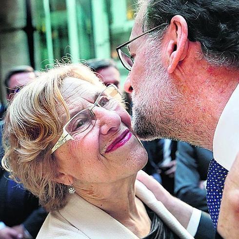 Rajoy besa a Manuela Carmena en los actos del Dos de Mayo.