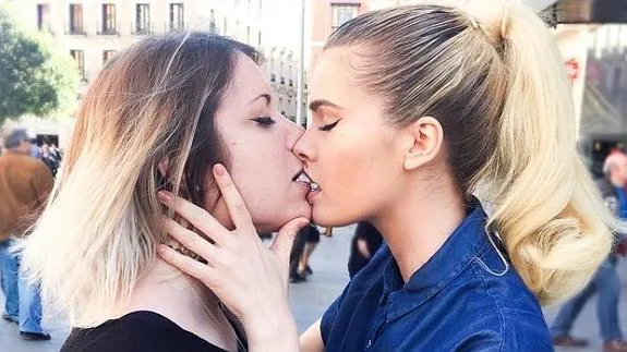 Adriana Abenia besa a una amiga.
