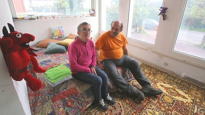 Verónica y José Ignacio han acondicionado un pabellón expoliado en algo parecido a un hogar con ayuda de empresas y particulares. 