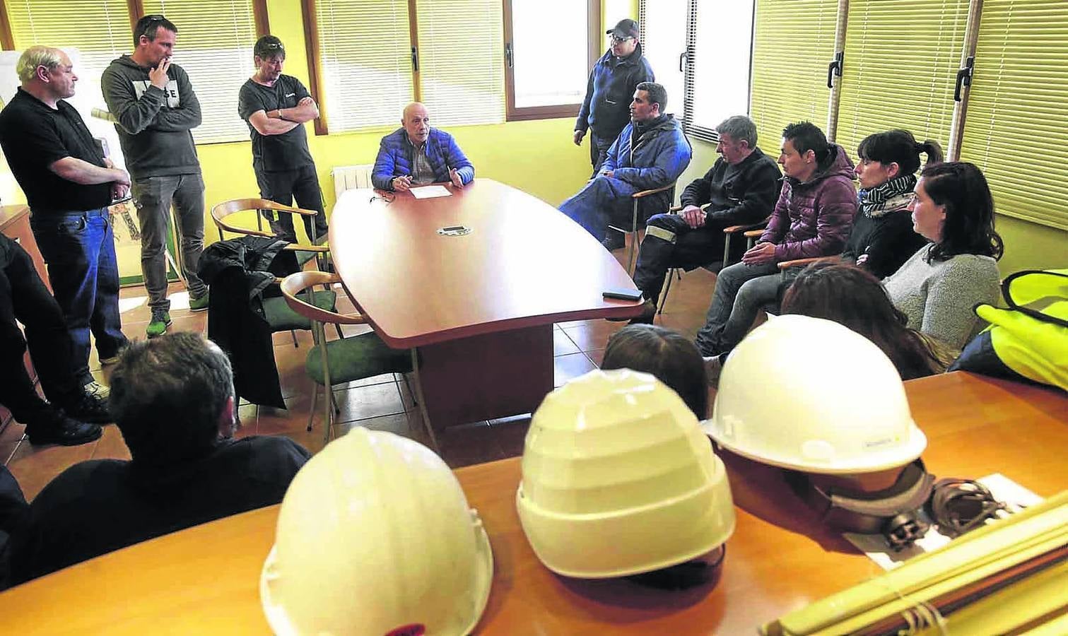 Los trabajadores de Sertego en Araia durante la asamblea que tuvo lugar durante la mañana de ayer. 