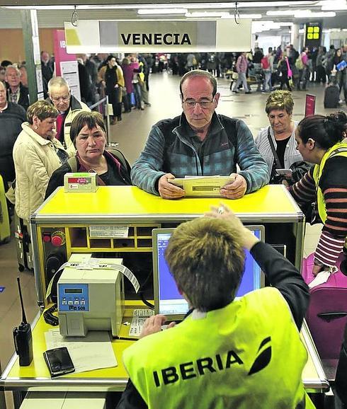 Un grupo de pasajeros factura en Foronda. 