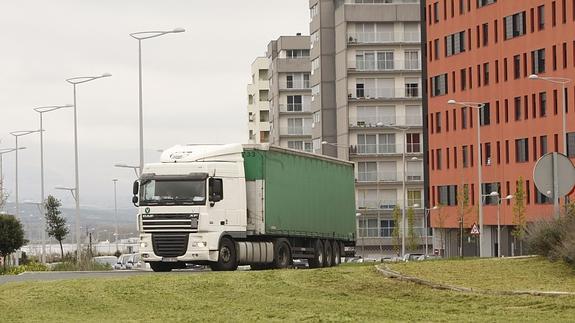 Un camión pesado circula por una rotonda de Zabalgana