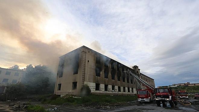 El vídeo del incendio en la antigua fábrica de Babcock