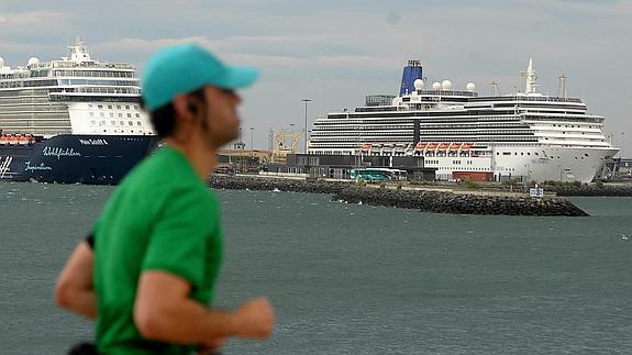 Los dos cruceros permanecerán en aguas vizcaínas hasta esta tarde.