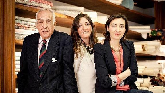 José Manuel Mendoza, nieto del fundador de Los Encajeros, con sus hijas Mónica y María.