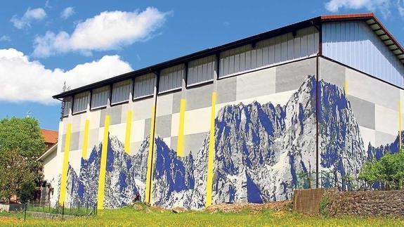 El mural de la nueva fachada, de cara al barrio Barrueta, ha sido «un acierto», en palabras del alcalde, Aitor Sorriketa. 