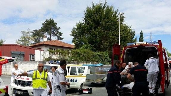 Efectivos de emergencias en el lugar de la explosión.