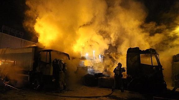 El fuego provocó una intensa humareda.