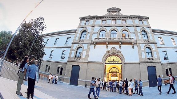 Imagen de la entrada principal al edificio de Tabakalera, que en su época fue una fábrica de tabacos.