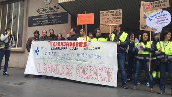 Protesta, ayer frente a la dirección territorial del Departamento de Salud del Gobierno vasco. 