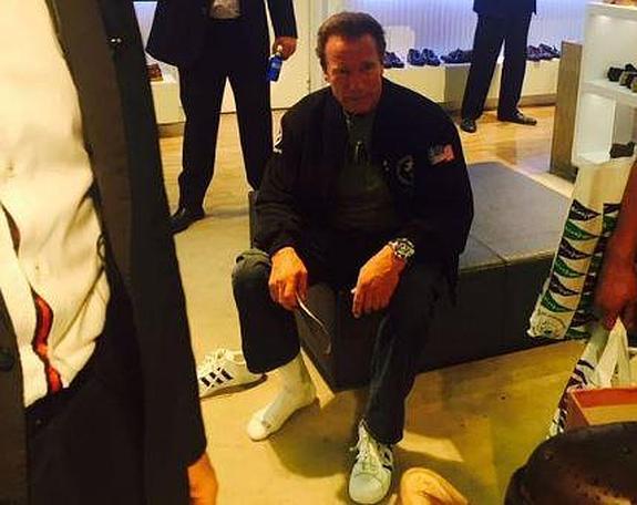 El actor Arnold Schwarzenegger probándose unos zapatos en El Corte Inglés de plaza Catalunya.