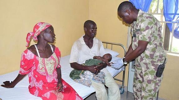 Amina Ali Darsha, la joven que ha huido, con su marido y su bebé.