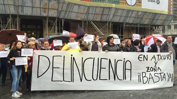 Vecinos de Ollerías durante la manifestación de esta tarde en el Arriaga. LUIS ÁNGEL GÓMEZ