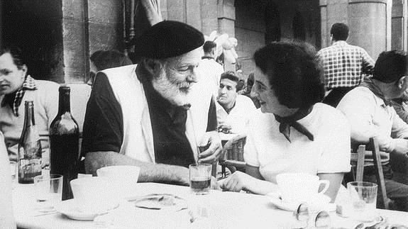 Ernest Hemingway, escritor estadounidense, en la Plaza del Castillo, en Pamplona.