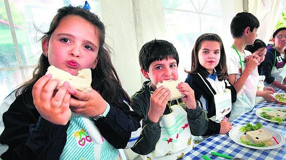 Alumnos del Colegio Sagrado Corazón de Bermeo, en uno de los talleres realizados en la jornada de apertura de la feria.