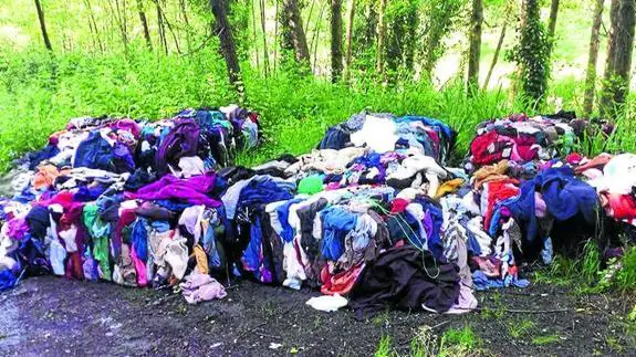 10 fardos de ropa abandonados en Arrigorriaga.