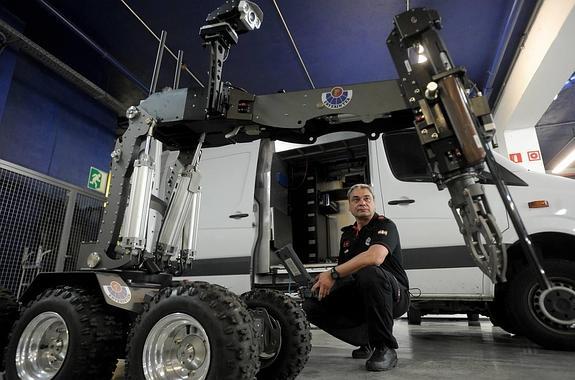 El artificiero José Manuel Valdés, con el robot más moderno de la Ertzaintza para desactivar bombas.