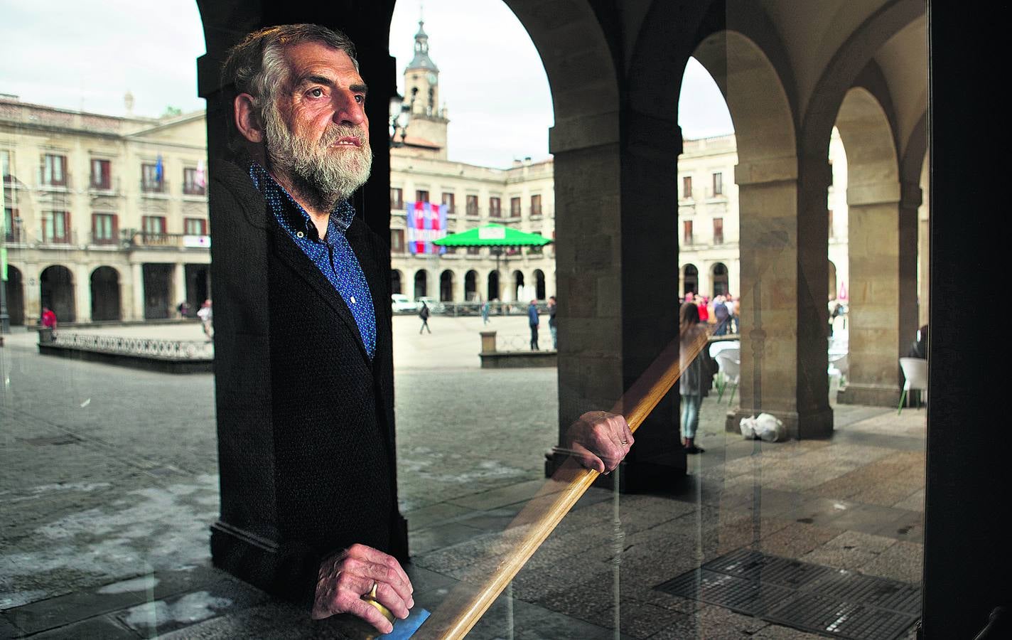 Peio López de Munain contempla la fachada de la Casa Consistorial desde un portal de la plaza de España. 