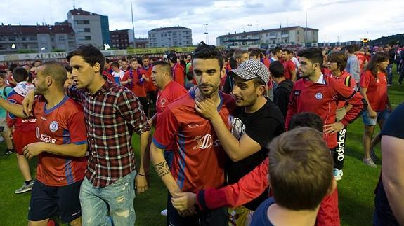 Aficionados calahorranos y levantinos consuelan a los jugadores locales tras la tanda de penaltis. 