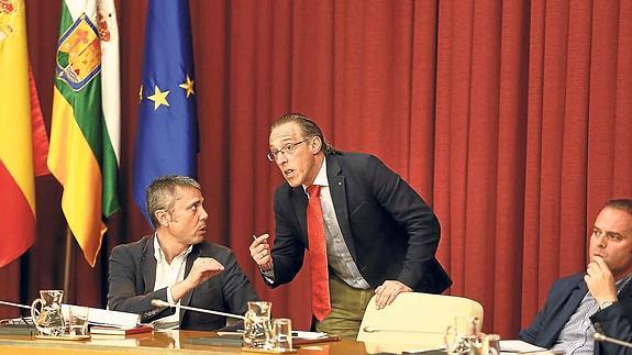 El edil del PP Pedro Sáez Rojo y el presidente del pleno, Ángel Sáinz Yangüela, departen antes del inicio de la sesión extraordinaria.